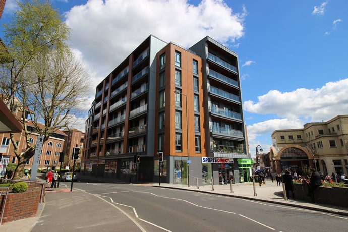 Well Presented Apartment with Balcony in Redhill Town Centre