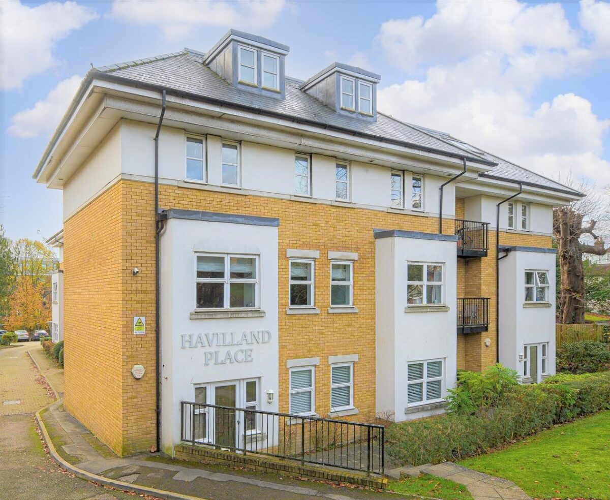 Two Bedroom Furnished Apartment Ideal for Access to Redhill Station